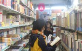 [ẢNH] Nhiều người đổ ra phố sách Đinh Lễ sau đêm giao thừa để 