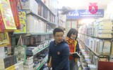 [ẢNH] Nhiều người đổ ra phố sách Đinh Lễ sau đêm giao thừa để 
