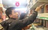 [ẢNH] Nhiều người đổ ra phố sách Đinh Lễ sau đêm giao thừa để 