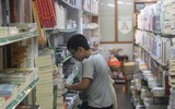 [ẢNH] Nhiều người đổ ra phố sách Đinh Lễ sau đêm giao thừa để 