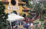 [ẢNH]  Đầu năm, người Hà Nội tấp nập đi lễ chùa cầu an
