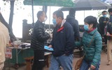 [ẢNH] Người dân ngạc nhiên trước các điểm phát khẩu trang y tế miễn phí