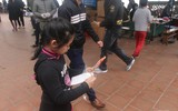 [ẢNH] Người dân ngạc nhiên trước các điểm phát khẩu trang y tế miễn phí