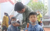 [ẢNH] Người dân ngạc nhiên trước các điểm phát khẩu trang y tế miễn phí