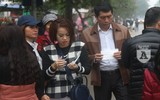 [ẢNH] Người dân ngạc nhiên trước các điểm phát khẩu trang y tế miễn phí