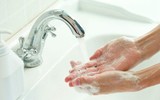 [ẢNH] Những con đường nhiễm bệnh không ngờ tới do virus corona gây ra