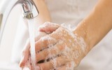 [ẢNH] Người dân nên dùng gì để thay thế khi nước rửa tay 