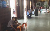 [ẢNH] Đình, chùa, lễ hội vắng hẳn bóng người 