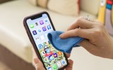 [ẢNH] Vệ sinh điện thoại đúng cách chống lây nhiễm virus Covid-19