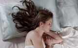 [ẢNH] Cảnh giác trước những hiểm họa từ thói quen để tóc ướt đi ngủ