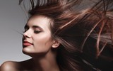 [ẢNH] Cảnh giác trước những hiểm họa từ thói quen để tóc ướt đi ngủ