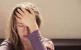 [ẢNH] Cảnh giác trước những hiểm họa từ thói quen để tóc ướt đi ngủ