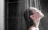 [ẢNH] Cảnh giác trước những hiểm họa từ thói quen để tóc ướt đi ngủ