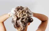 [ẢNH] Cảnh giác trước những hiểm họa từ thói quen để tóc ướt đi ngủ