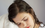 [ẢNH] Cảnh giác trước những hiểm họa từ thói quen để tóc ướt đi ngủ