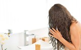 [ẢNH] Cảnh giác trước những hiểm họa từ thói quen để tóc ướt đi ngủ