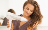 [ẢNH] Cảnh giác trước những hiểm họa từ thói quen để tóc ướt đi ngủ