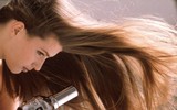 [ẢNH] Cảnh giác trước những hiểm họa từ thói quen để tóc ướt đi ngủ
