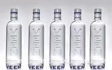 [ẢNH] Những chai nước lọc có thiết kế lạ mắt và mức giá cao không ngờ tới