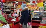 [ẢNH] Không thể nhịn cười với muôn kiểu khẩu trang tự chế siêu hài hước