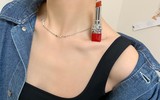 [ẢNH] Thử thách đặt son lên xương quai xanh khiến mỹ nhân Việt 