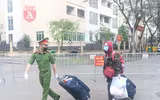 [ẢNH] Du học sinh về từ tâm dịch vỡ òa cảm xúc khi hết thời gian cách ly