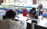 [ẢNH] Những cách thức mua hàng và thanh toán độc lạ trong mùa dịch Covid-19