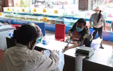 [ẢNH] Những cách thức mua hàng và thanh toán độc lạ trong mùa dịch Covid-19