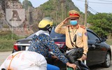 [ẢNH] Cận cảnh chốt kiểm soát Covid-19 ở tuyến tỉnh lộ đặc biệt vào Thủ đô