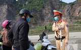 [ẢNH] Hình ảnh đẹp của các chiến sĩ công an trong đợt giãn cách xã hội phòng chống Covid-19