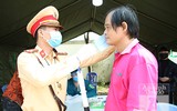 [ẢNH] Hình ảnh đẹp của các chiến sĩ công an trong đợt giãn cách xã hội phòng chống Covid-19
