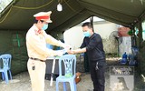 [ẢNH] Hình ảnh đẹp của các chiến sĩ công an trong đợt giãn cách xã hội phòng chống Covid-19