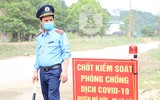 [ẢNH] Hình ảnh đẹp của các chiến sĩ công an trong đợt giãn cách xã hội phòng chống Covid-19