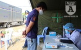 [ẢNH] Hình ảnh đẹp của các chiến sĩ công an trong đợt giãn cách xã hội phòng chống Covid-19