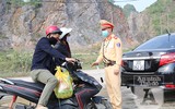 [ẢNH] Hình ảnh đẹp của các chiến sĩ công an trong đợt giãn cách xã hội phòng chống Covid-19