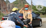 [ẢNH] Hình ảnh đẹp của các chiến sĩ công an trong đợt giãn cách xã hội phòng chống Covid-19