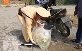 [ẢNH] Hình ảnh đẹp của các chiến sĩ công an trong đợt giãn cách xã hội phòng chống Covid-19