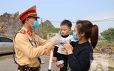 [ẢNH] Hình ảnh đẹp của các chiến sĩ công an trong đợt giãn cách xã hội phòng chống Covid-19