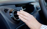 [ẢNH] Những mẹo nhỏ giúp khắc phục tình trạng mờ kính, nhòe gương ô tô khi mưa ẩm