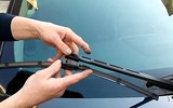 [ẢNH] Những mẹo nhỏ giúp khắc phục tình trạng mờ kính, nhòe gương ô tô khi mưa ẩm