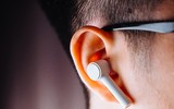 [ẢNH] Những sai lầm khi đeo tai nghe có thể gây ra bệnh