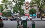 [ẢNH] Khác biệt thú vị trong ngày đầu tiên mở lại phố đi bộ Hồ Gươm 'hậu Covid-19'