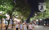 [ẢNH] Khác biệt thú vị trong ngày đầu tiên mở lại phố đi bộ Hồ Gươm 'hậu Covid-19'