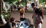 [ẢNH] Khác biệt thú vị trong ngày đầu tiên mở lại phố đi bộ Hồ Gươm 'hậu Covid-19'