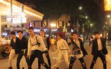 [ẢNH] Khác biệt thú vị trong ngày đầu tiên mở lại phố đi bộ Hồ Gươm 'hậu Covid-19'