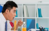 [ẢNH] Những thói quen xấu hủy hoại sức khỏe dân văn phòng