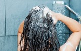 [ẢNH] Những thói quen gây rụng tóc dễ mắc phải