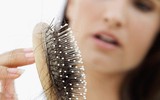 [ẢNH] Những thói quen gây rụng tóc dễ mắc phải