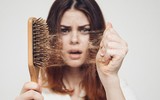 [ẢNH] Những thói quen gây rụng tóc dễ mắc phải