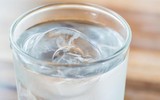 [ẢNH] Tác hại khôn lường khi uống nước đá lạnh thường xuyên